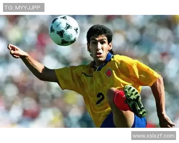 足球明星在比赛中意外撞向球门出界引发热议球迷反应各异