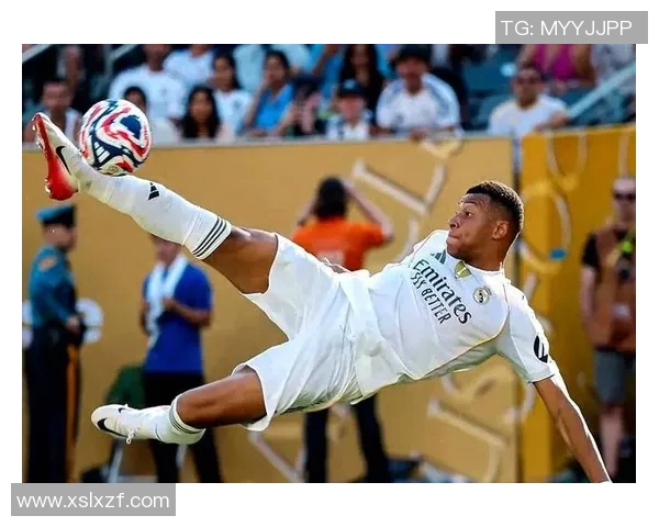 哪个足球明星的眼神让人觉得痴呆不已引发球迷热议和讨论